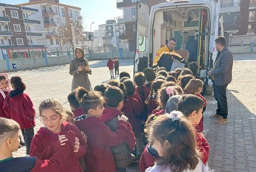 MİNİK &Ouml;ĞRENCİLERE 112 ACİL SAĞLIK HİZMETLERİ TANITILDI