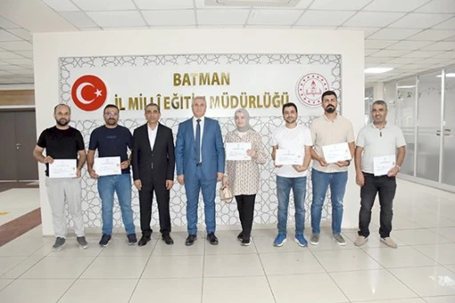 &Ouml;ZVERİLİ &Ouml;ĞRETMENLERE BAŞARI BELGELERİ TAKDİM EDİLDİ