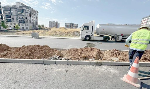 YOL VE KALDIRIMLAR YENİLENİYOR