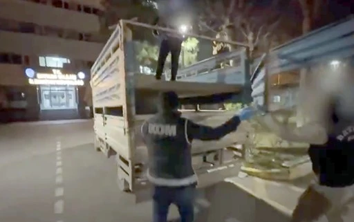 CANLI HAYVAN ARACINDAN KAÇAK SİGARA ÇIKTI!