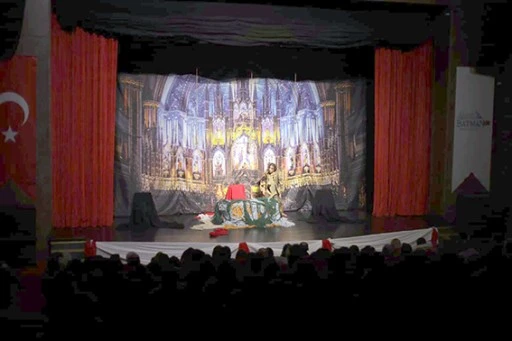 NOTRE DAME&rsquo;IN KAMBURU SAHNELENDİ