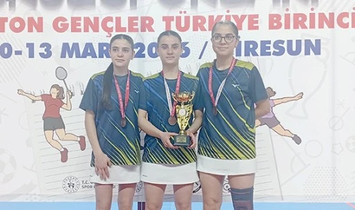 YAHYA KEMAL ANADOLU LİSESİNDEN TARİHİ BAŞARI