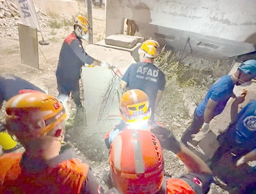105 PERSONELLE GER&Ccedil;EĞİ ARATMAYAN DEPREM TATBİKATI
