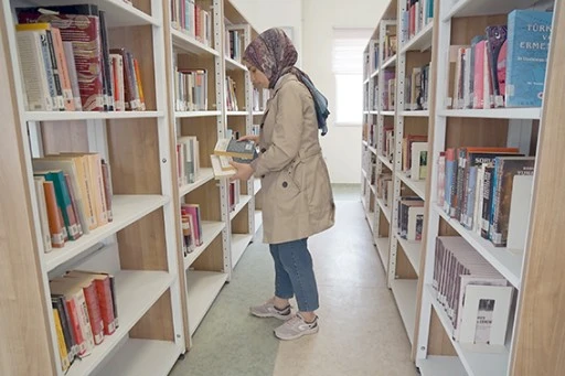 &Ouml;ĞRENCİLER HEM OKUYOR HEM &Ccedil;ALIŞIYOR