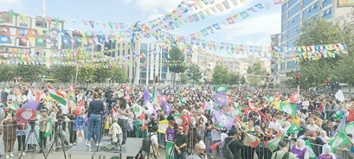 MİTİNGE YOĞUN KATILIM