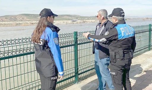 POLİSLER ÇAY KENARINDA TEK TEK BİLGİLENDİRDİ