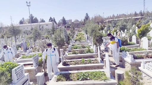 MEZARLIKLARDA YABANİ OTLARA KARŞI İLA&Ccedil;LAMA &Ccedil;ALIŞMALARI BAŞLADI