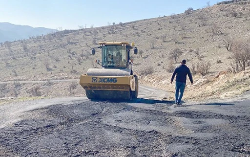 TEHLİKELİ YOLDA ASFALT ONARIM &Ccedil;ALIŞMASI YAPILDI