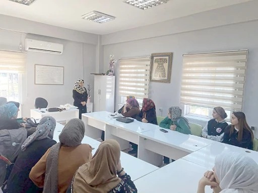 KADIN KURSİYERLERE &lsquo;KADININ ROL&Uuml;&rsquo; SEMİNERİ