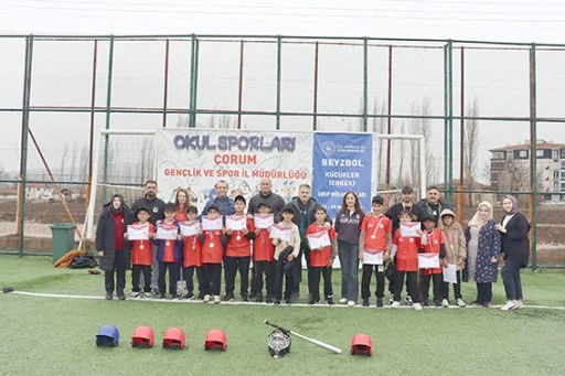 K&Ouml;Y OKULUNUN MİNİKLERİ BEYZBOLDA ZİRVEYE &Ccedil;IKTI