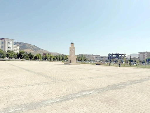 KOZLUK KENT MEYDANI&rsquo;NDA &Ccedil;ALIŞMALAR S&Uuml;R&Uuml;YOR