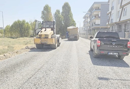 YOL VE &Uuml;STYAPI &Ccedil;ALIŞMALARI KENT GENELİNDE S&Uuml;R&Uuml;YOR