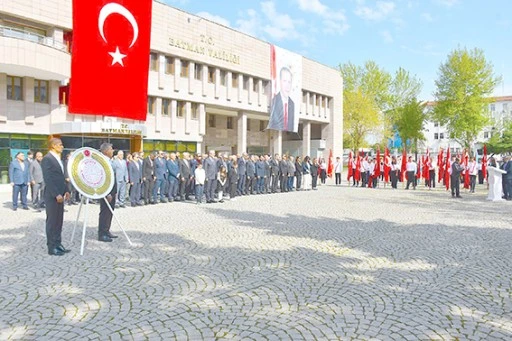 23 NİSAN ÇELENK SUNMA TÖRENİYLE BAŞLADI