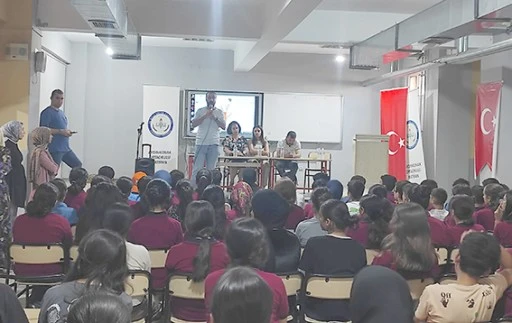 &Ouml;ĞRENCİLERE SAĞLIKLI BESLENME EĞİTİMİ