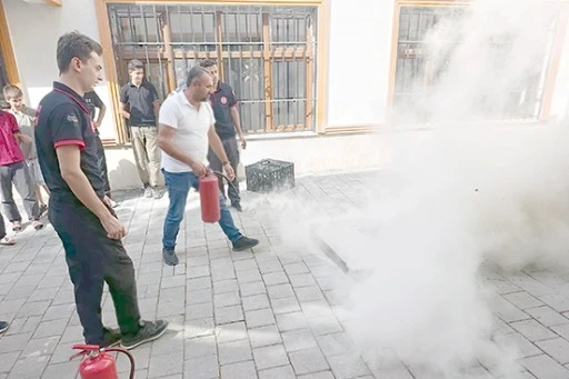 İTFAİYEDEN 80 KİŞİYE YANGIN VE ACİL DURUM EĞİTİMİ