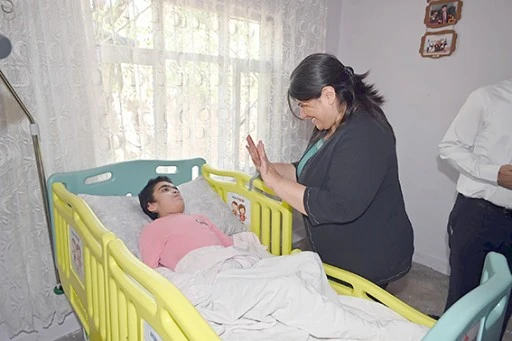 YATAĞA BAĞIMLI YAŞAYAN SİMANUR, HASTA YATAĞINA KAVUŞTU