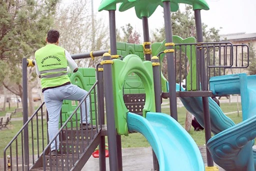 PARKLARDA BAKIM VE ONARIM DEVAM EDİYOR