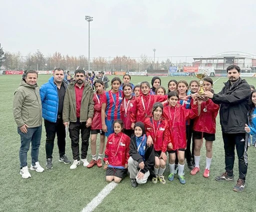 TOKİ KAZIM KARABEKİR ORTAOKULU YILDIZ KIZLAR FUTBOLDA ZİRVEDE