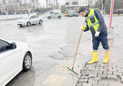 BASKİ EKİPLERİNDEN YAĞMUR SUYU MAZGALLARINA SIKI TAKİP
