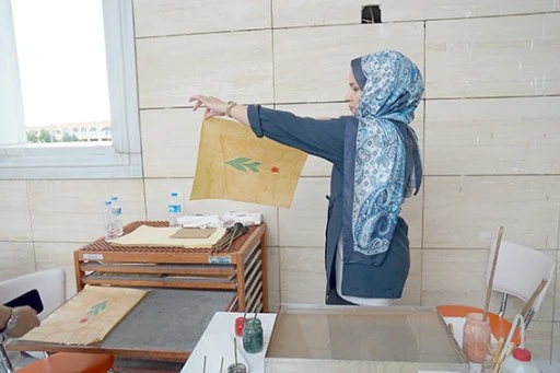 &Uuml;NİVERSİTE CAMİİ AVLUSUNDA EBRU SANATI ETKİNLİĞİ D&Uuml;ZENLENDİ