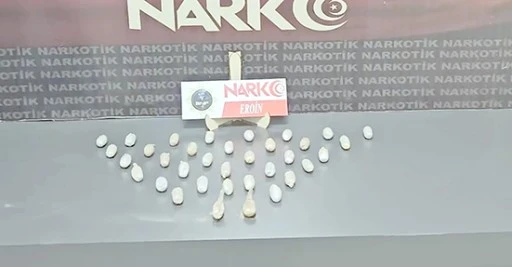 OTOB&Uuml;S YOLCUSUNUN MİDESİNDEN 253 GRAM EROİN &Ccedil;IKTI