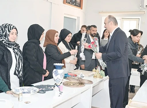 KADIN KURSİYERLERE &lsquo;KADINLAR G&Uuml;N&Uuml;&rsquo; ZİYARETİ