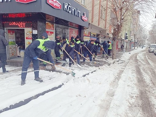 BUZLANMAYA KARŞI KALDIRIMLAR TEMİZLENİYOR