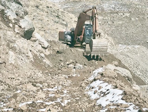 &Uuml;&Ccedil; K&Ouml;YDE YOL &Ccedil;ALIŞMALARI S&Uuml;RATLE DEVAM EDİYOR