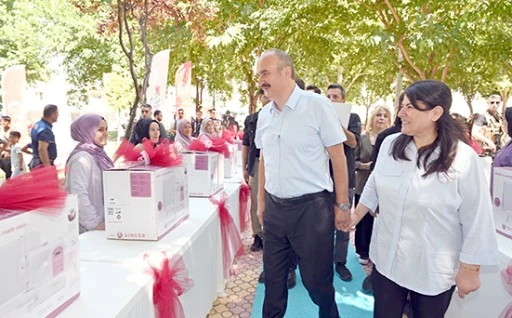 BATMANLI KADINLARA DİKİŞ MAKİNESİ DAĞITILDI