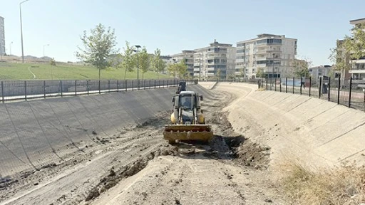 DSİ KANALI&rsquo;NDA KAPSAMLI TEMİZLİK &Ccedil;ALIŞMASI