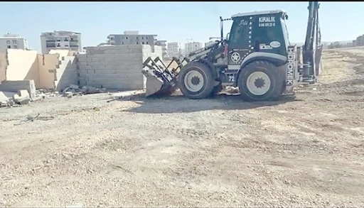 KA&Ccedil;AK YAPILARIN YIKIMI DEVAM EDİYOR