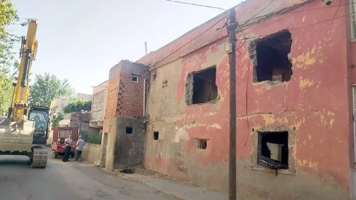 TEHLİKE SA&Ccedil;AN METRUK BİNA YIKILDI