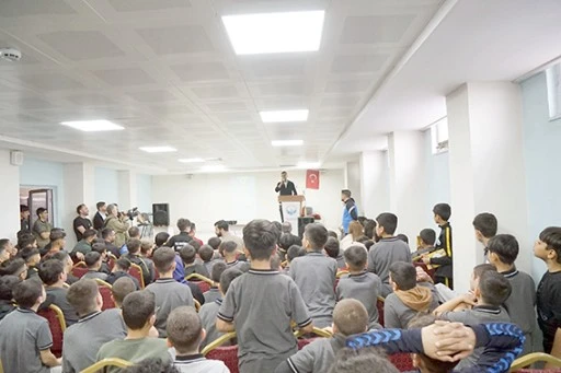 REKT&Ouml;R DEMİR VE ESKİ MİLLİ FUTBOLCU G&Ouml;N&Uuml;LA&Ccedil;AR&rsquo;DAN SPORDA BAŞARI KONFERANSI