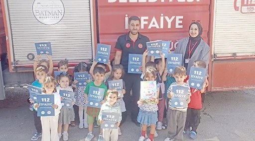 İTFAİYE&rsquo;DEN MİNİK MİSAFİRLERİNİ AĞIRLADI