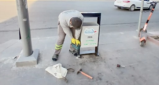 DİYARBAKIR CADDESİ&rsquo;NDEKİ &Ccedil;&Ouml;P KOVALARI YENİLENDİ