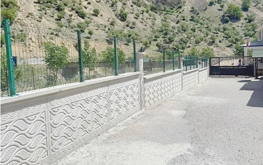 DERİNCE OKUL BAH&Ccedil;ESİNE G&Uuml;VENLİK DUVARI YAPILDI