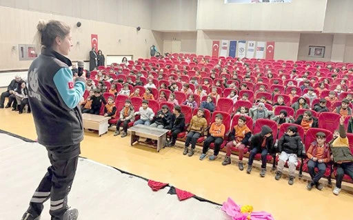 BATMAN'DA &Ccedil;OCUKLAR &lsquo;SAĞLIK EL&Ccedil;İSİ&rsquo; OLDU