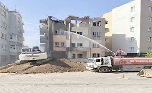 8 YAPI KONTROLL&Uuml; ŞEKİLDE YIKILDI