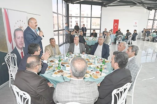 VALİ CANALP, MUHTARLARI YEMEKTE AĞIRLADI