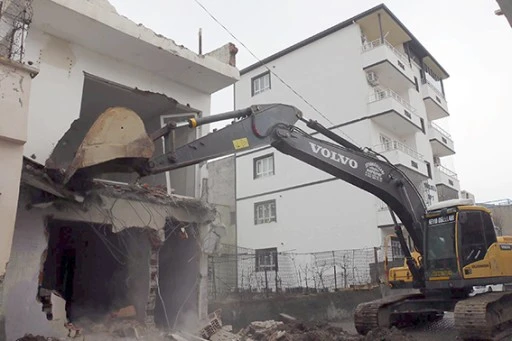 KENT G&Uuml;VENLİĞİ İ&Ccedil;İN METRUK BİNALAR YIKILDI