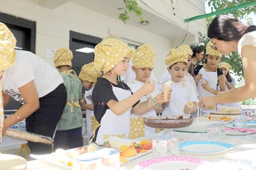 K&Uuml;&Ccedil;&Uuml;K ŞEFLER KENDİ DONDURMALARINI YAPTI