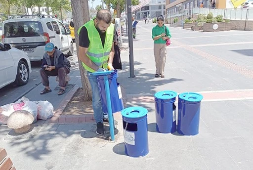 TURGUT &Ouml;ZAL BULVARI'NDAKİ &Ccedil;&Ouml;P KUTULARI YENİLENDİ