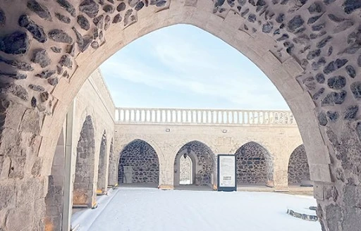 MOR KURYAKOS MANASTIRI KAR ALTINDA B&Uuml;Y&Uuml;LEYİCİ BİR G&Ouml;R&Uuml;N&Uuml;M KAZANDI