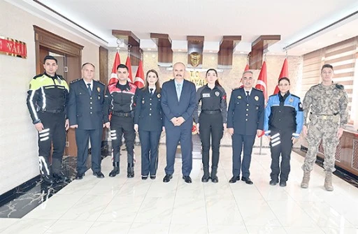 EMNİYET TEŞKİLATINDAN VALİ CANALP&rsquo;A POLİS G&Uuml;N&Uuml; ZİYARETİ