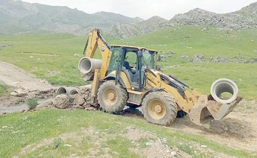 KÖYLERDE ULAŞIM ÇALIŞMALARI ARALIKSIZ SÜRÜYOR