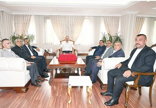 VALİ CANALP&rsquo;TAN MUHTARLARA OFİS VE KONTEYNIR M&Uuml;JDESİ