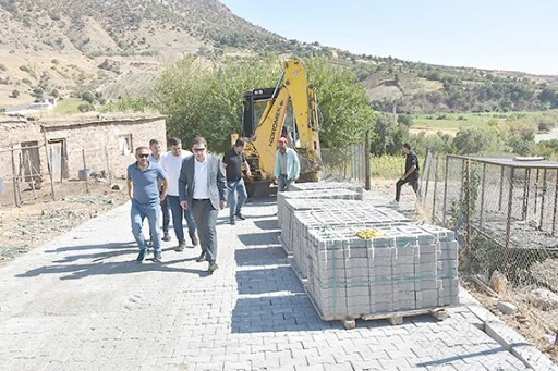 KAVAKLI K&Ouml;Y&Uuml;NDE PARKE TAŞI &Ccedil;ALIŞMALARI BAŞLADI
