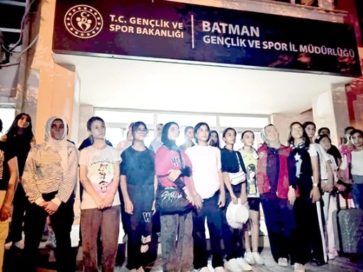 BATMANLI GEN&Ccedil;LER &Uuml;CRETSİZ KAMPLARDA TATİL YAPIYOR