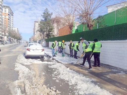 BUZLANMA OLAYINA KARŞI KALDIRIMLAR TEMİZLENİYOR