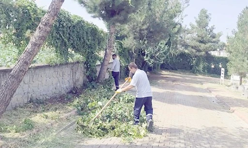 MEZARLIKLARDA TEMİZLİK &Ccedil;ALIŞMALARI S&Uuml;R&Uuml;YOR